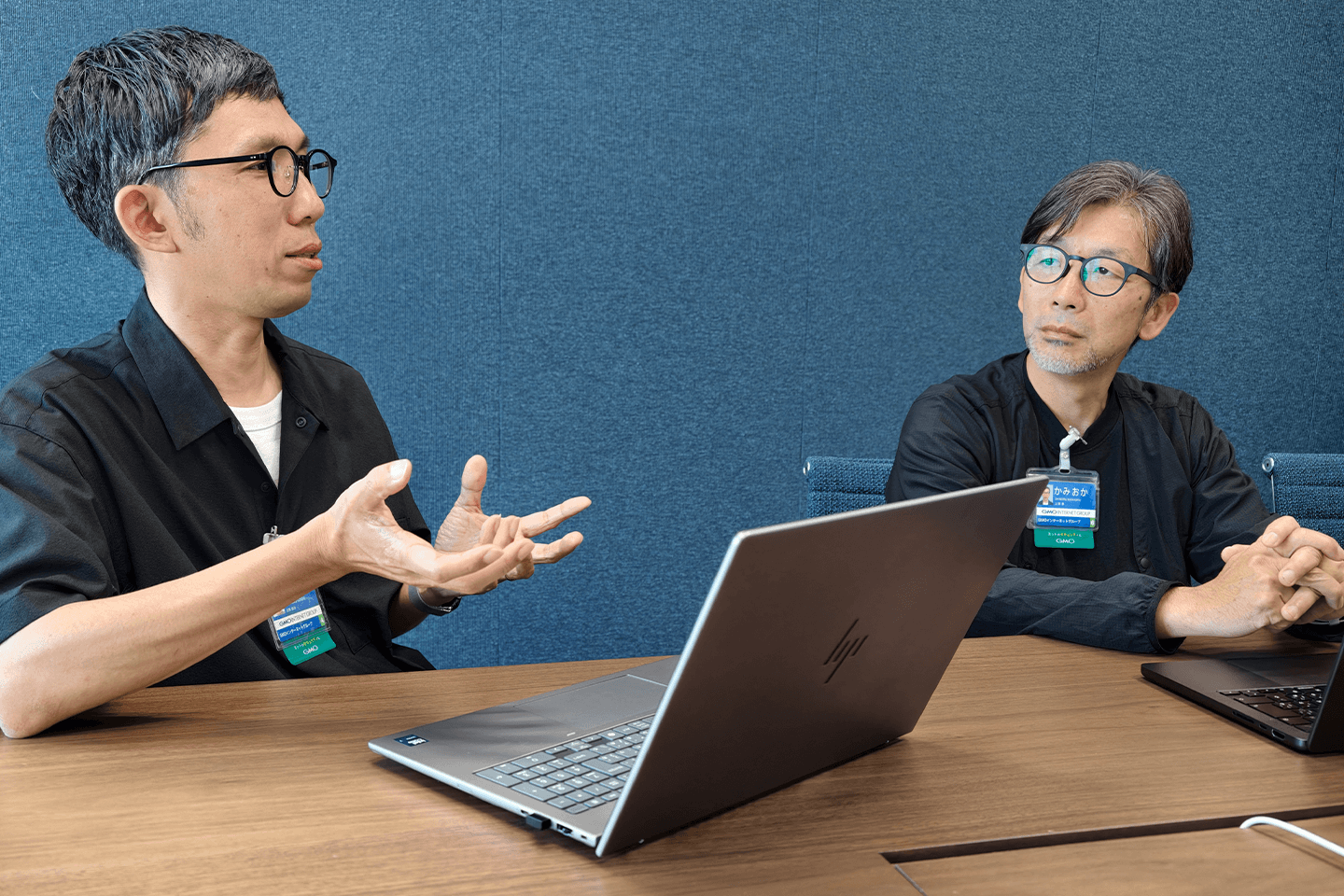 コンテスト発足時を振り返る近藤さんと、それを聞く上岡さん